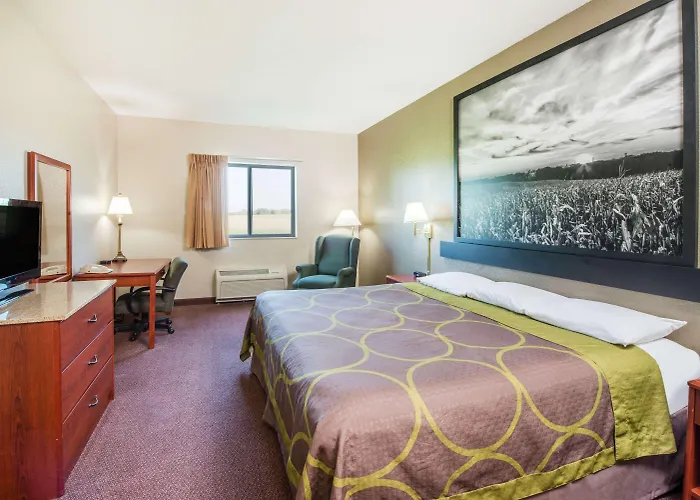 Super 8 By Wyndham Iola Ks