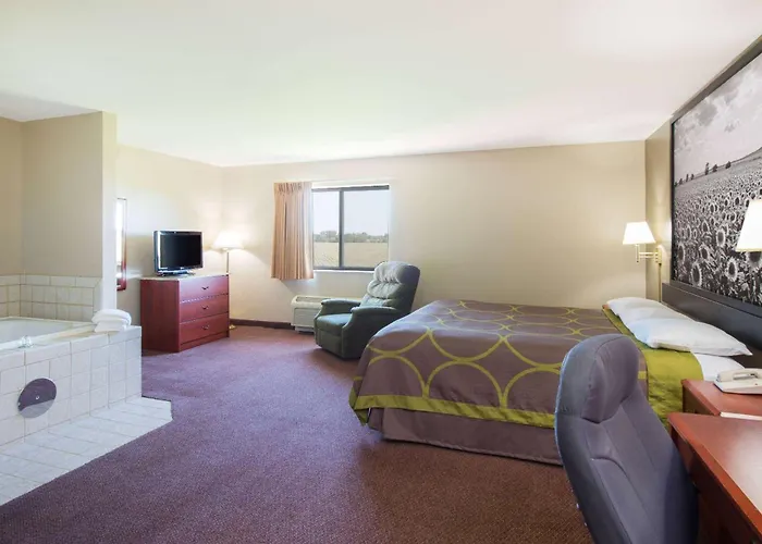 Super 8 By Wyndham Iola Ks