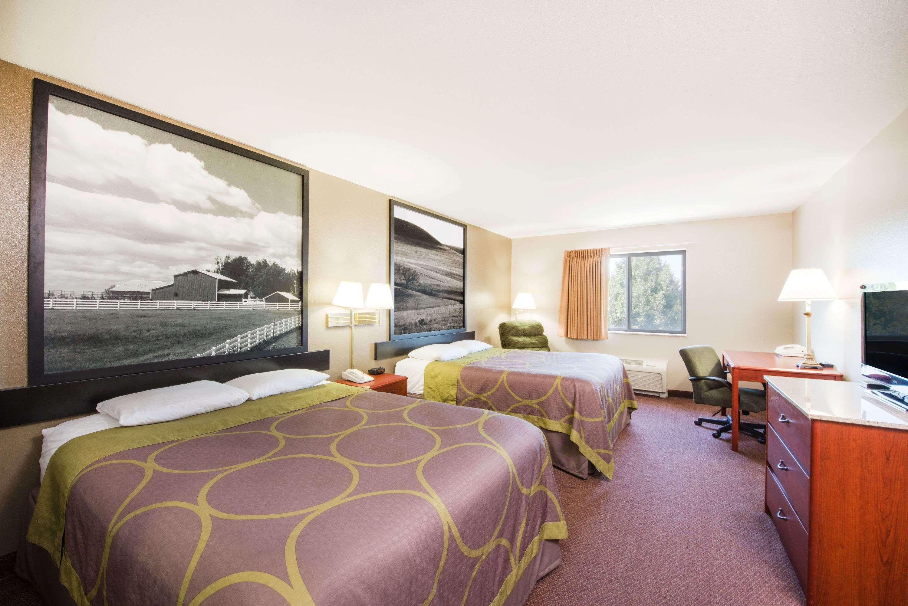 Super 8 By Wyndham Ks Hotel