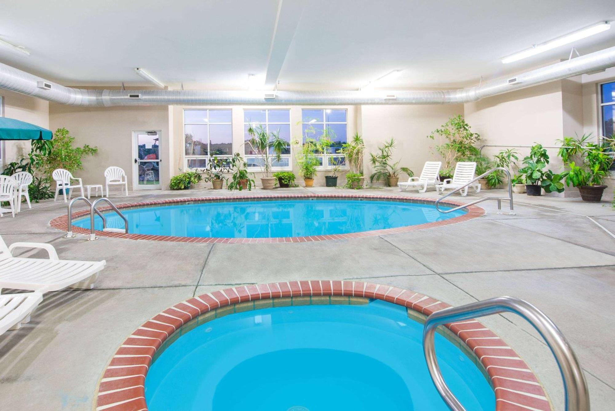 Hotel Super 8 By Wyndham Ks