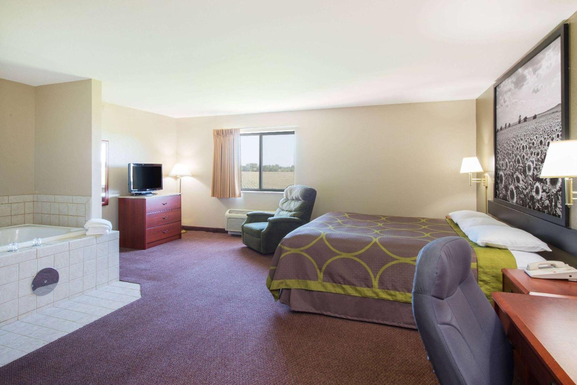 Super 8 By Wyndham Ks Iola