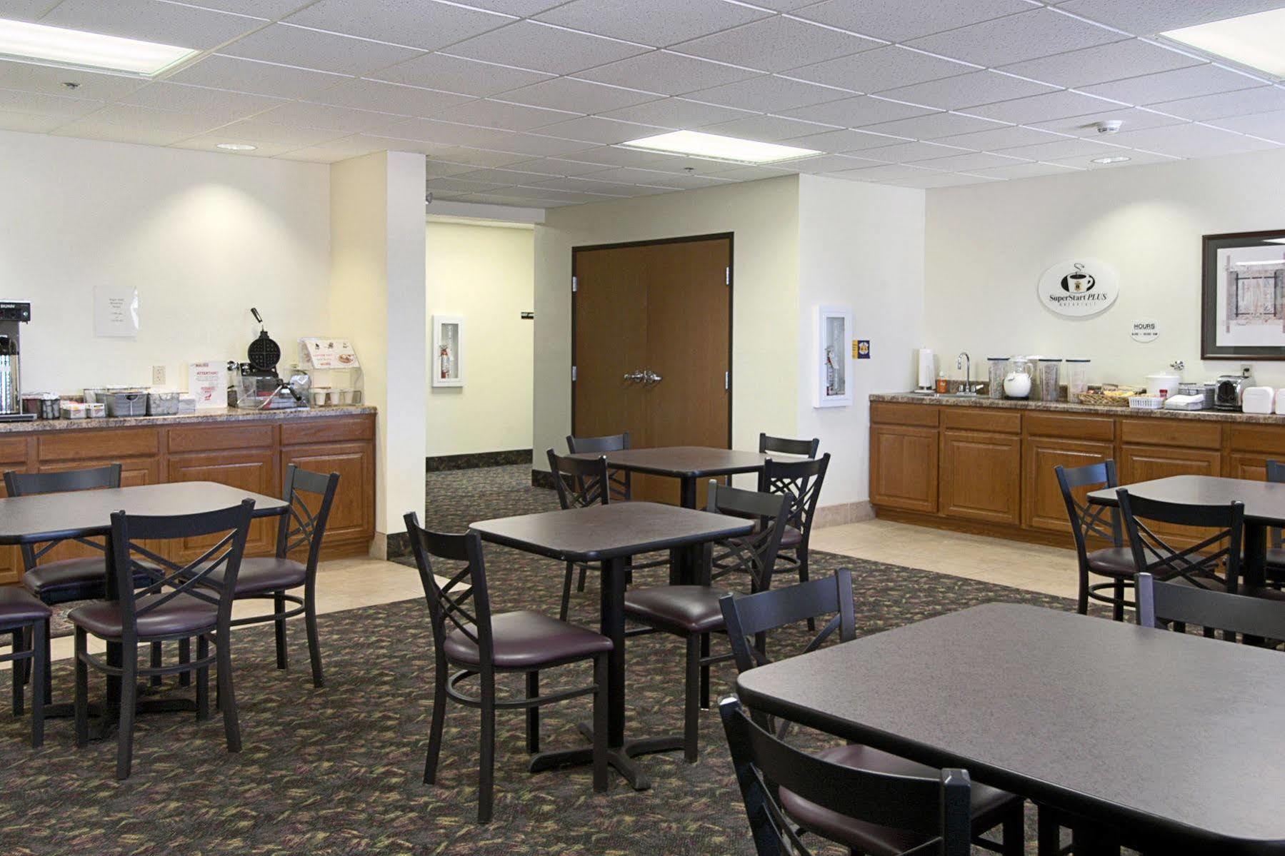 Super 8 By Wyndham Ks Hotel